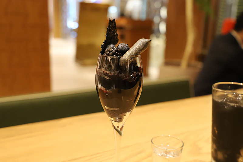 ベリーをふんだんに使用したコラボパフェは、甘すぎないカスタードとマスカルポーネクリームと相まって、さっぱりとした甘酸っぱさがポイント。コラボドリンクは爽やかな味だけではなく、見た目でも楽しめる