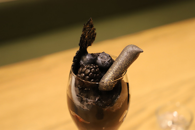 ベリーをふんだんに使用したコラボパフェは、甘すぎないカスタードとマスカルポーネクリームと相まって、さっぱりとした甘酸っぱさがポイント。コラボドリンクは爽やかな味だけではなく、見た目でも楽しめる