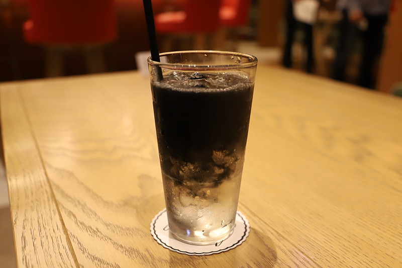 ベリーをふんだんに使用したコラボパフェは、甘すぎないカスタードとマスカルポーネクリームと相まって、さっぱりとした甘酸っぱさがポイント。コラボドリンクは爽やかな味だけではなく、見た目でも楽しめる