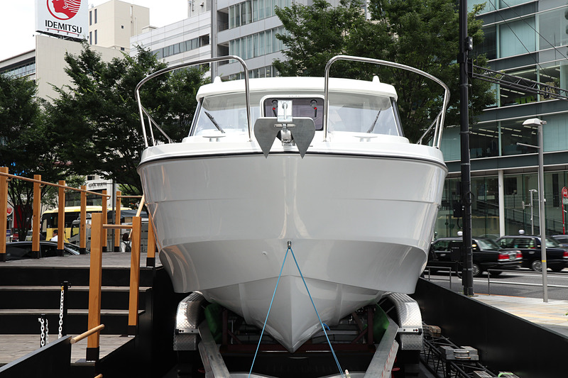 ベネトウ製クルーザー「アンタレス 8」