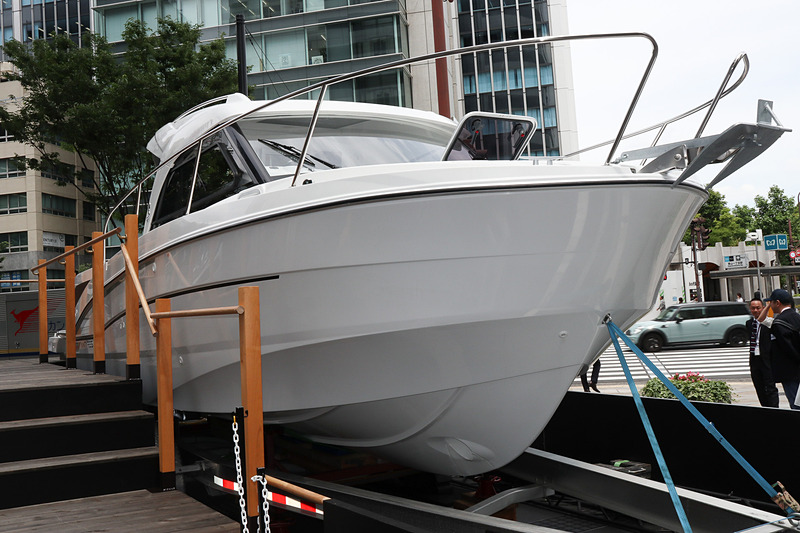 ベネトウ製クルーザー「アンタレス 8」