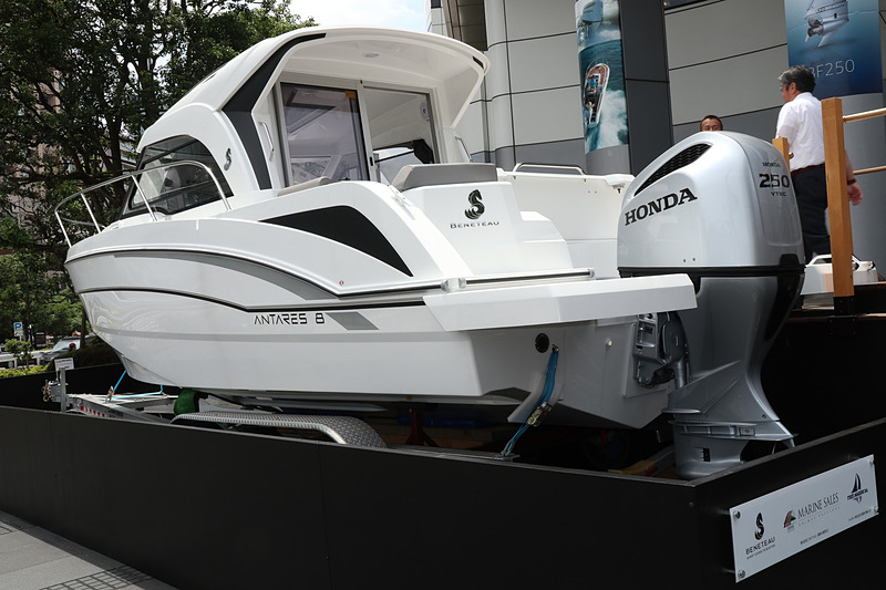 ベネトウ製クルーザー「アンタレス 8」