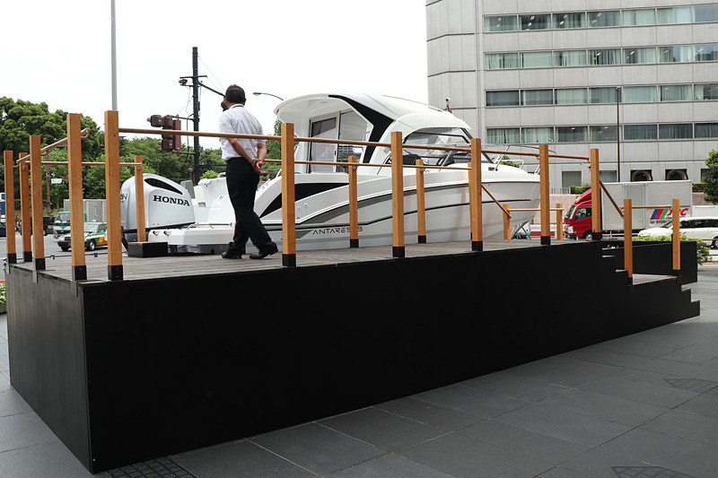 クルーザーの右側にウッドデッキ風の階段が設置され、キャビンに立って記念撮影することも可能