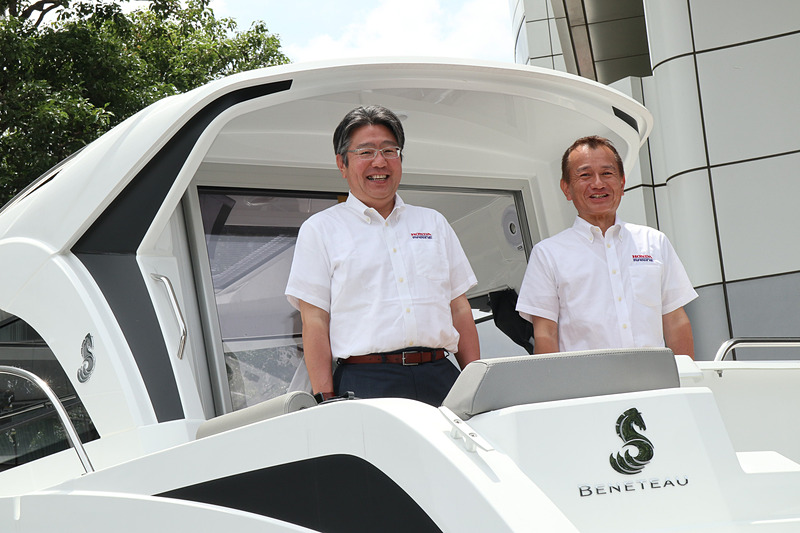 クルーザーの右側にウッドデッキ風の階段が設置され、キャビンに立って記念撮影することも可能