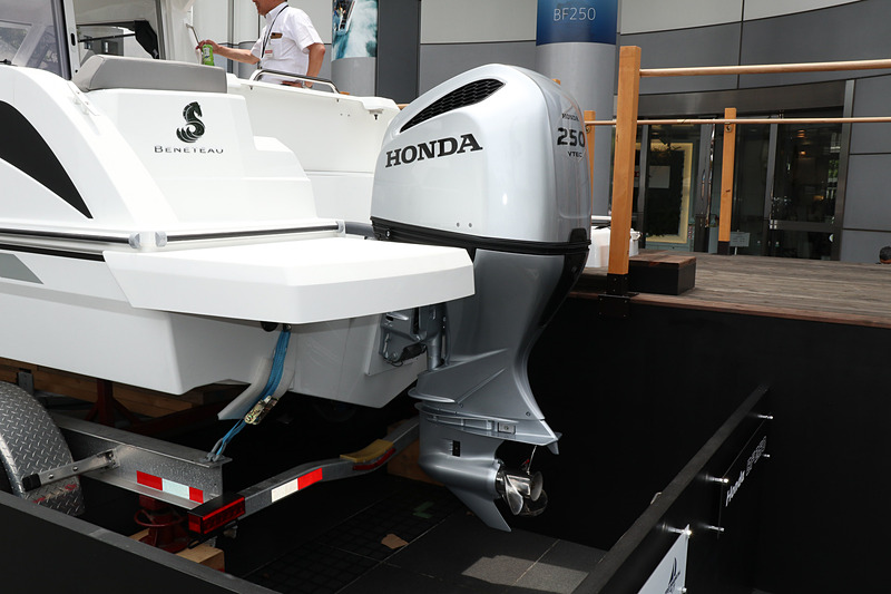 新型船外機「BF250」。北米市場向けの「オデッセイ」で搭載するV型6気筒 3.5リッター VTECエンジンをベースとして、海で使っても問題が起きないよう強固な塩害対策を実施。船外機のエンジンは出力軸が直立する「立軸形」となるため、この各種対策も実施されている