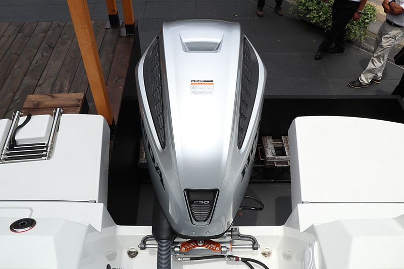 60度の狭角V型エンジンを採用し、競合他社の製品より横幅を抑制。同じスペースに設置した場合に左右により大きく動かすことが可能となり、最小回転半径を小さくして使い勝手を高める