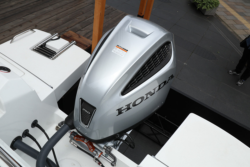 60度の狭角V型エンジンを採用し、競合他社の製品より横幅を抑制。同じスペースに設置した場合に左右により大きく動かすことが可能となり、最小回転半径を小さくして使い勝手を高める