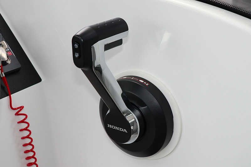 DBWの採用で、操作には電子リモコンを使用する