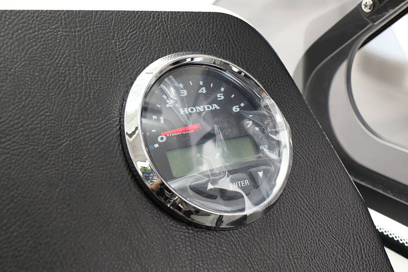 キャビン内にある計器類にもホンダのロゴが入る