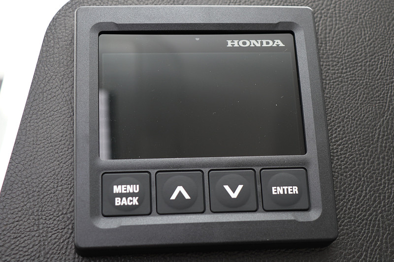 キャビン内にある計器類にもホンダのロゴが入る