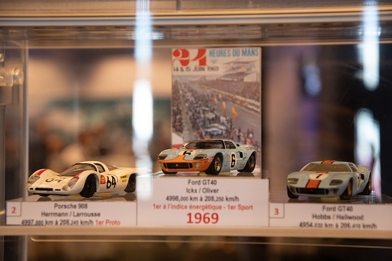 各年の参加車両のミニカーも展示
