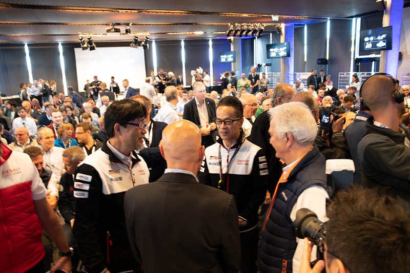 ACOの発表会場で談笑するトヨタ自動車株式会社 副社長 兼 GAZOO Racing Company President 友山茂樹氏（中央）。その左は、TMG（TOYOTA Motorsport GmbH）社長 村田久武氏