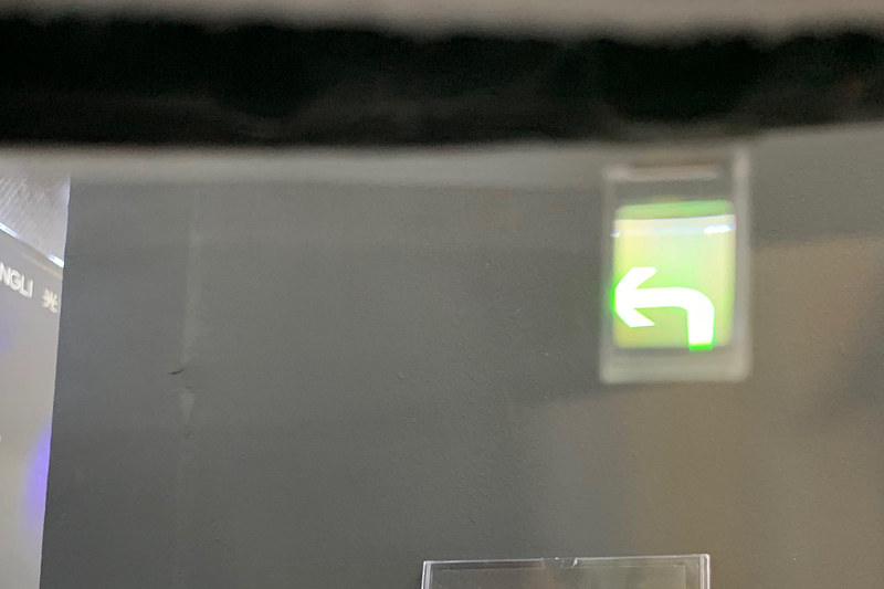 HUDの表示画面を撮影した写真。スマホの画面がミラーリングされる