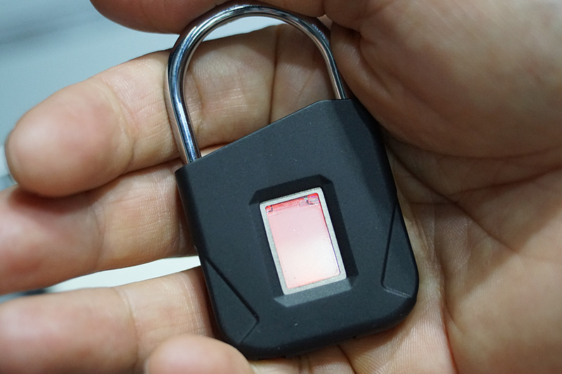 指紋認証でエラーになると赤く表示される