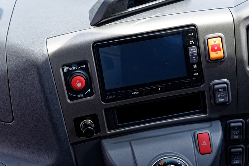 セレガの運転席。左に見える赤いボタンがEDSSのボタン