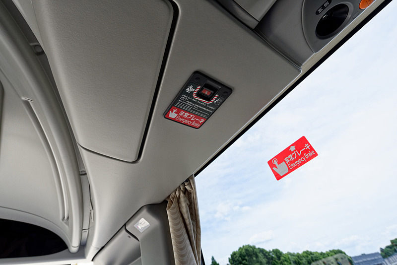 車両前方のシート頭上にもEDSSのボタンを用意