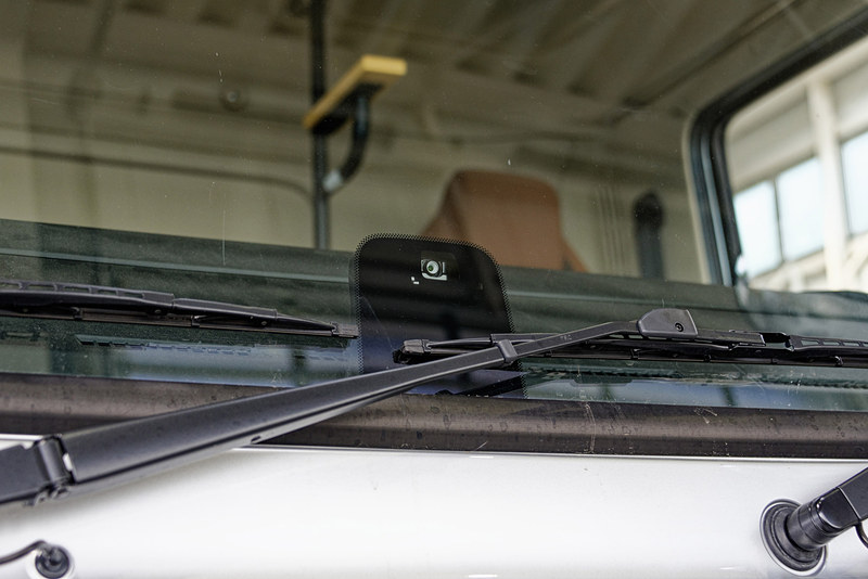 トラックの車外を映すフロント単眼カメラとミリ波レーダー。これで車線の逸脱や前方の人などを検知する