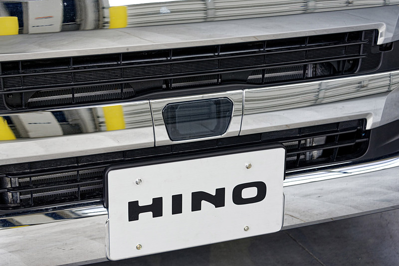 トラックの車外を映すフロント単眼カメラとミリ波レーダー。これで車線の逸脱や前方の人などを検知する