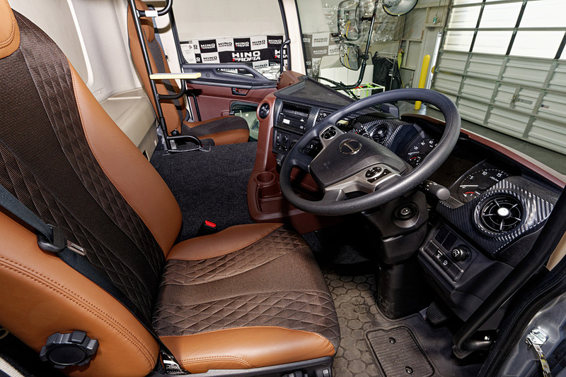 こちらは大型トラックの車内。車内カメラは右側のピラーに埋め込まれている