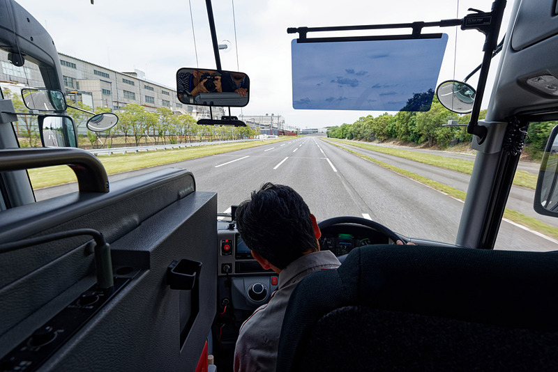 車内ではこのように大きく左に身体を傾けてしまっている