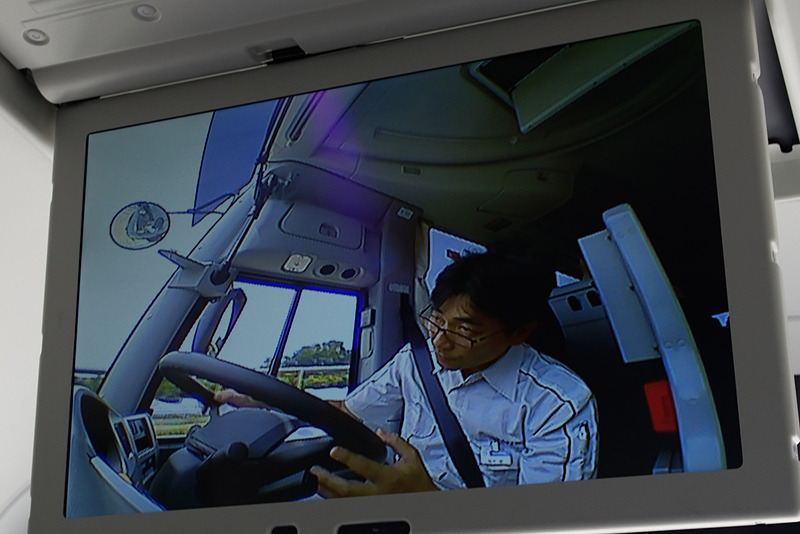 車内ではこのように大きく左に身体を傾けてしまっている