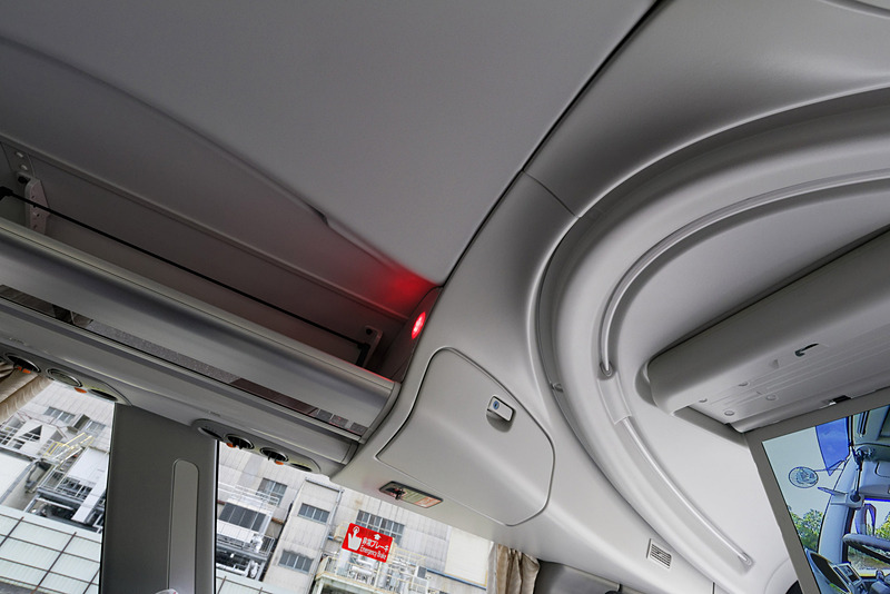 車内ではEDSSが作動したことを知らせる赤いランプが灯り、警報音が鳴り響く