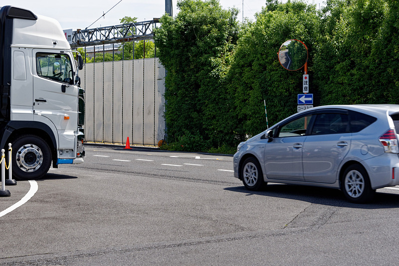 乗用車が前方を横切ろうとすると……