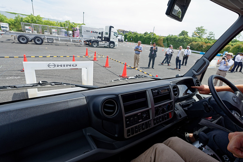 「前進誤発進抑制機能」「低速衝突被害軽減機能」「クリアランスソナー」のデモ。前方の障害物は透明素材で、コンビニのガラス窓などを想定している