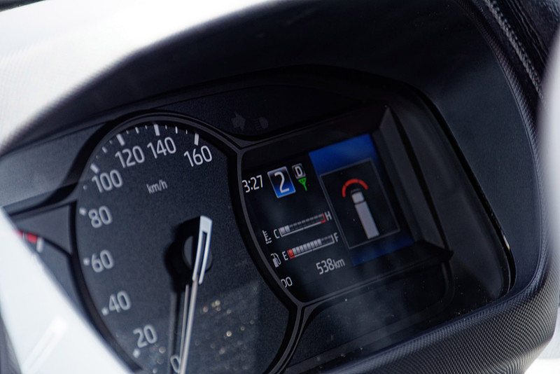 赤い状態はおよそ35cmまで近づいていることを示す