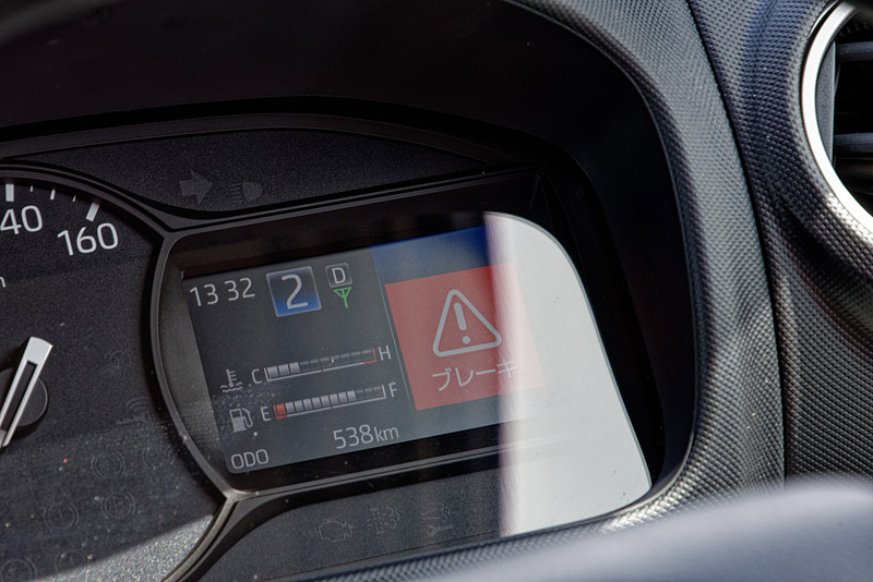 このまま進んだ場合に衝突の危険性が高まると判断されれば、自動ブレーキが作動する