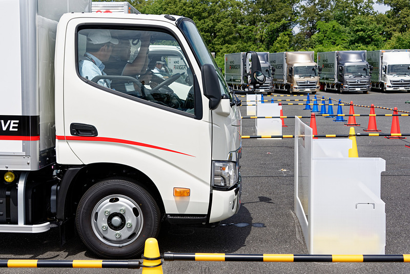 このまま進んだ場合に衝突の危険性が高まると判断されれば、自動ブレーキが作動する