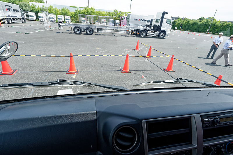 座席からはほとんど見えない距離まで障害物に近づいている