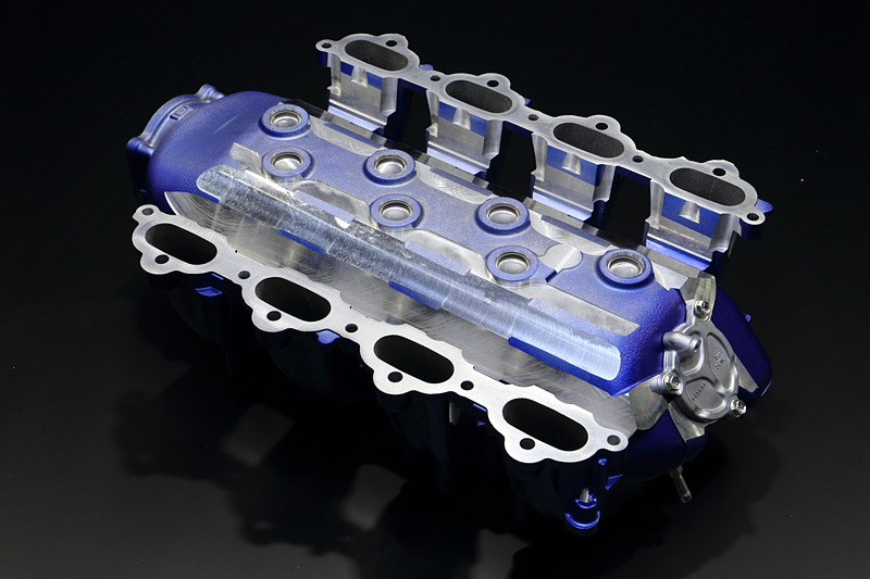 アルミ鋳造製のインテークマニホールドは、溶かしたアルミ湯が鋳型内で流れやすいよう「湯道」と呼ばれる凸部分があり、これは製造後に重量面で贅肉となっていたことから、強度や剛性を勘案しながら切削。ブルーの塗装のない一部が切削された部分になるという