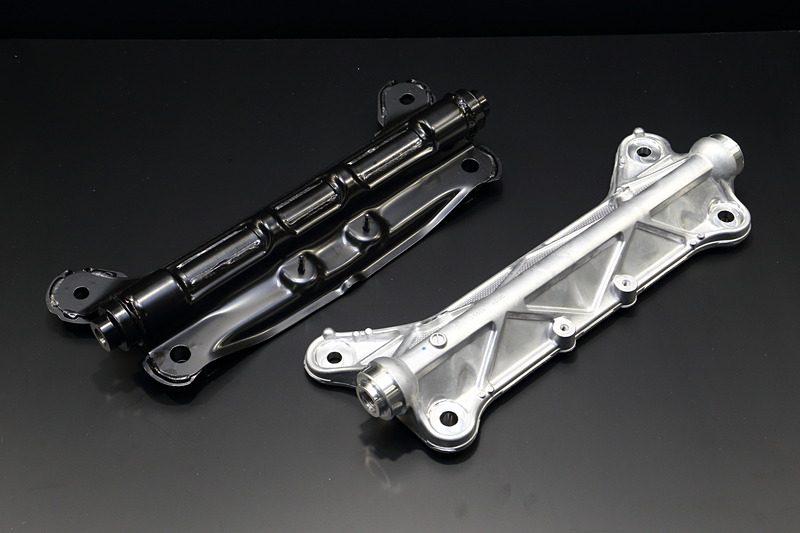 リアのトーコントロールアーム・ブラケットは鉄製からアルミダイキャスト製にスイッチ