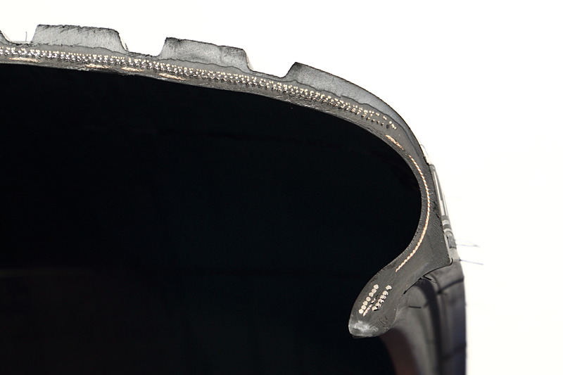 プロファイルの違いを示すため、輪切り状態にしたタイヤも展示された