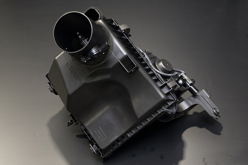 エアクリーナーのパイプ内に「整流フィン」を設置。壁面付近を流れる吸気の流速を高めて圧損低減を実現している