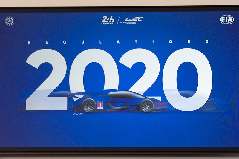 トヨタの「ハイパーカー」参戦発表スライド。ACOのハイパーカースライドと異なり、クルマがブルーだ