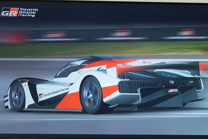 巨大なリアウィング、リアディフューザーを備える