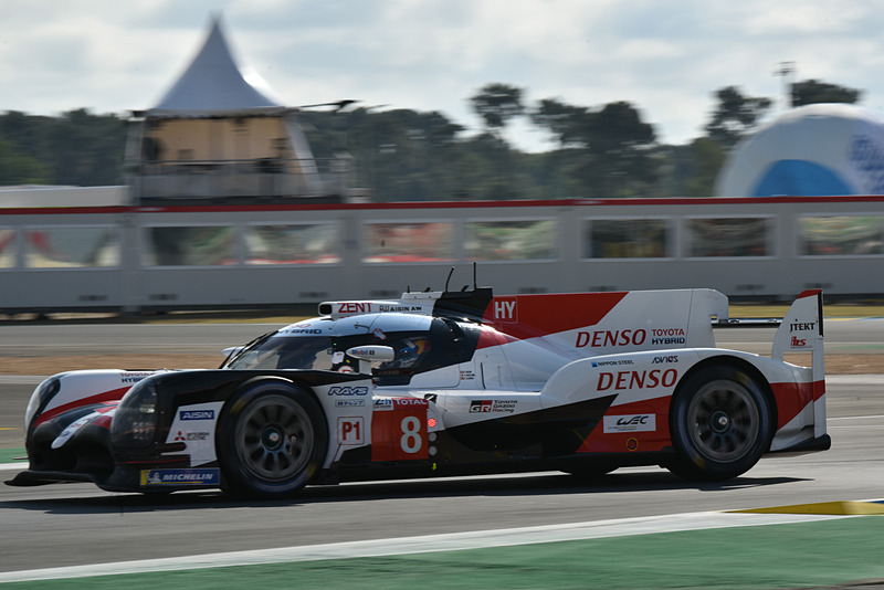 ウォームアップ走行を走る8号車 Toyota TS050 HYBRID（セバスチャン・ブエミ/中嶋一貴/フェルナンド・アロンソ組）