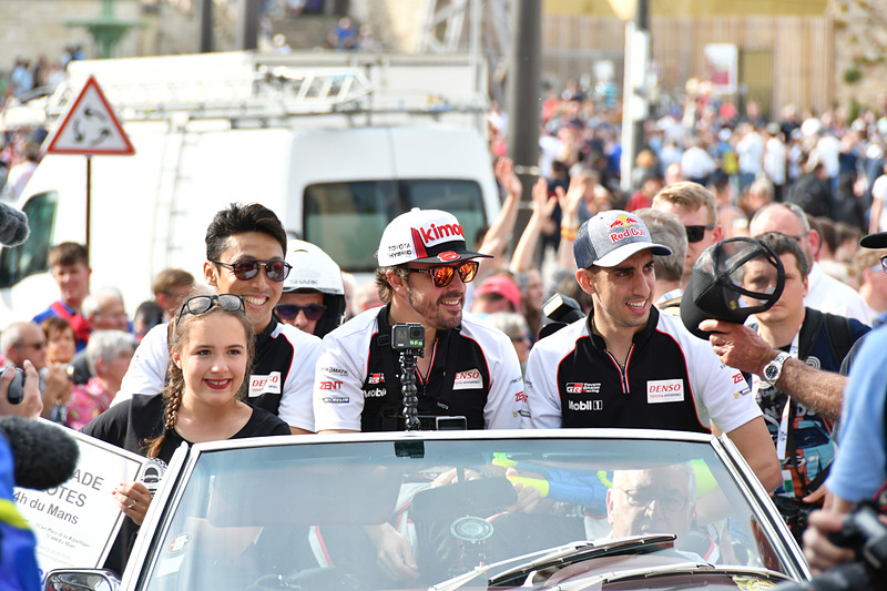 決勝前日となる金曜日、ル・マン市内でパレードが行なわれた