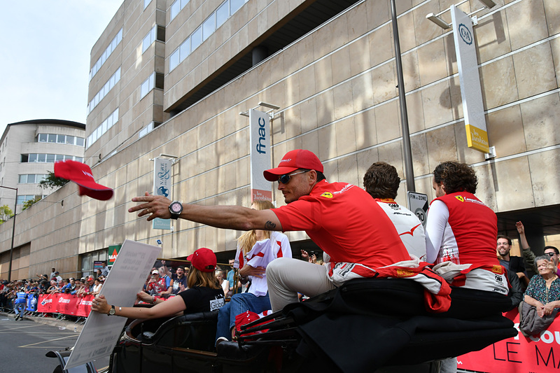 決勝前日となる金曜日、ル・マン市内でパレードが行なわれた