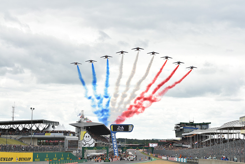 決勝スタート前、フランス空軍のアクロバットチーム「パトルイユ・ド・フランス」がコース上をフライバイ