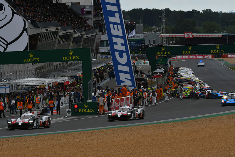 14時50分過ぎにセーフティカー先導による隊列がスタート