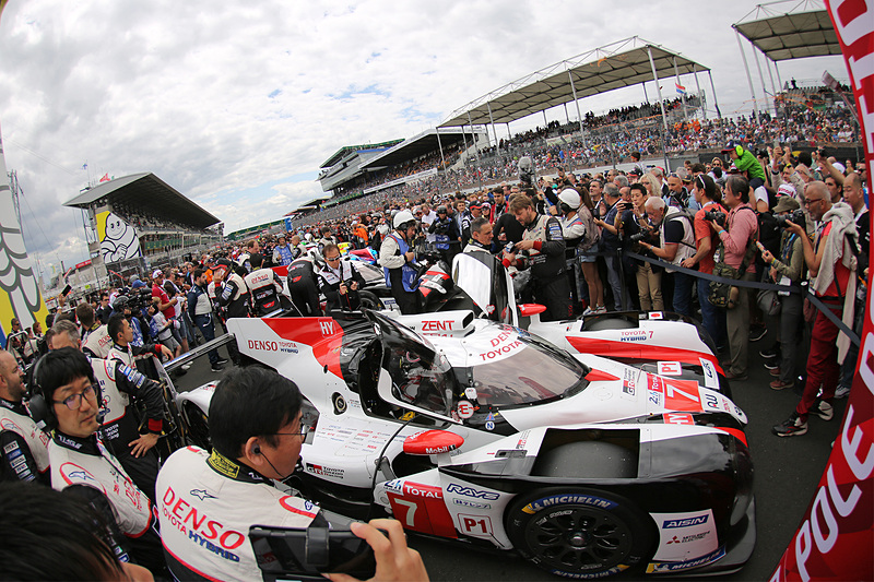 ポールポジションの7号車を取り巻く風景