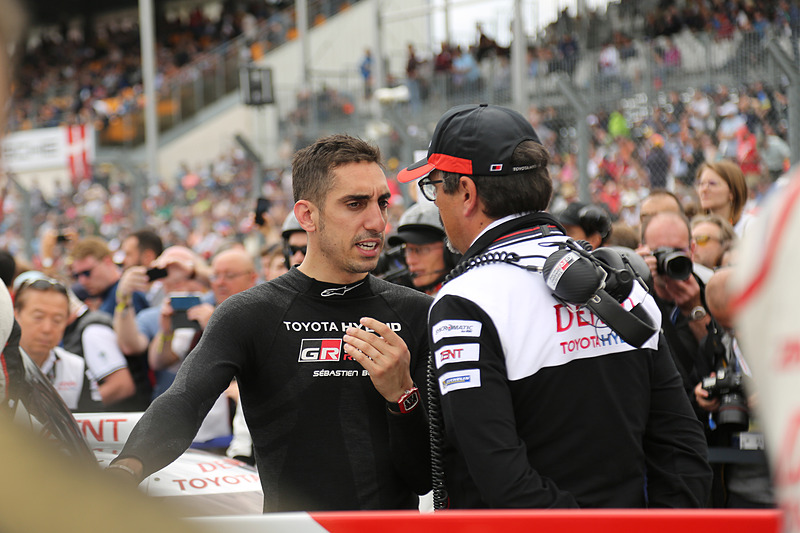 ポールポジションの7号車を取り巻く風景