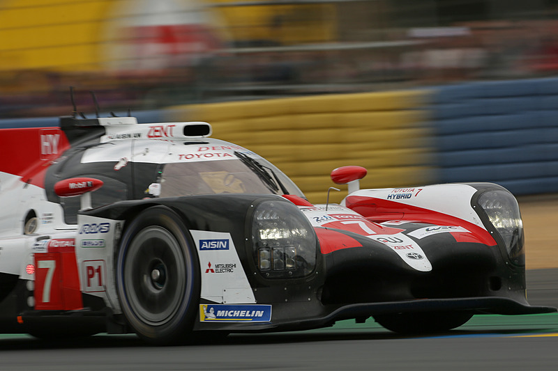 トップを快走するトヨタ 7号車