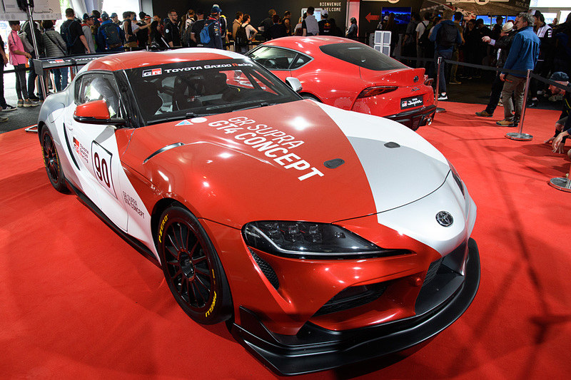 新型「スープラ」のカスタマーレーシングバージョン「GRスープラ GT4 コンセプト」。奥は新型スープラ