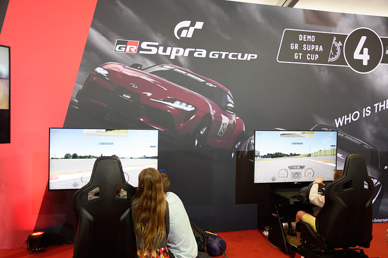 eモータースポーツの体験コーナー