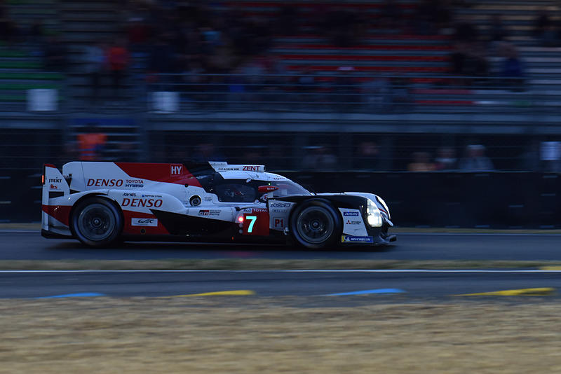 何度か順位を入れ替えながらトヨタ2台が1-2で走行。9時間経過後にトップを走るのは7号車 Toyota TS050 HYBRID（マイク・コンウェイ/小林可夢偉/ホセ・マリア・ロペス組、MI）