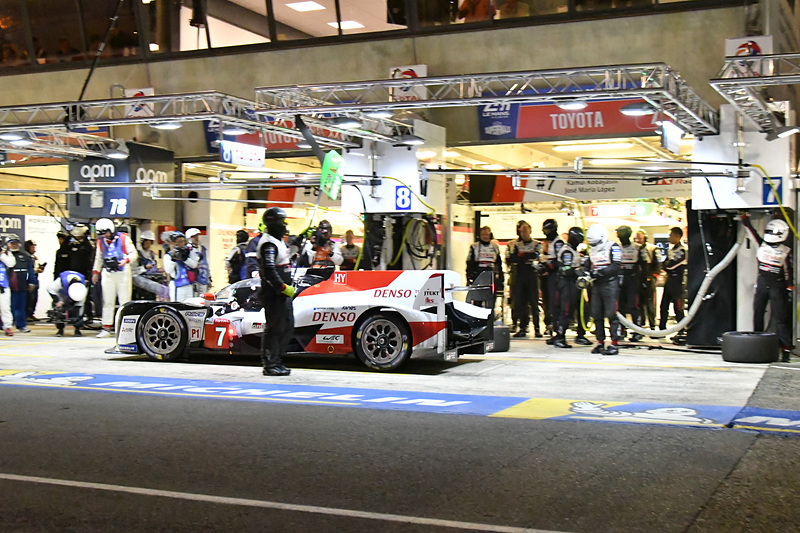 レースはナイトレースに移行。ピットインする7号車 Toyota TS050 HYBRID（マイク・コンウェイ/小林可夢偉/ホセ・マリア・ロペス組、MI）